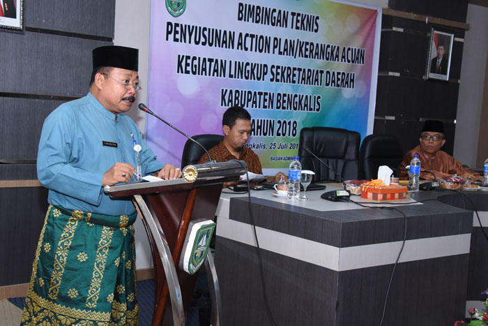  Asisten Perekonomian dan Pembangunan, H Heri Indra Putra saat membuka Bimtek